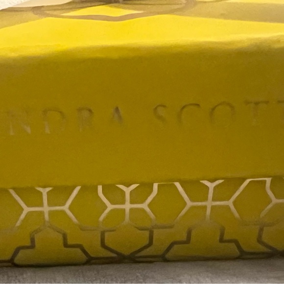 Brand new!! Kendra Scott  GFT SET a pair of earrings hoops and a necklace - Picture 8 of 8